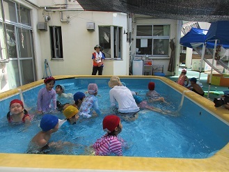 4歳児が保育者と一緒に遊んでいる様子の写真