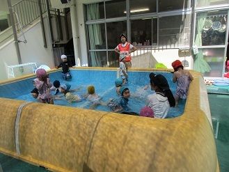 3歳児がプール遊びをしている様子の写真