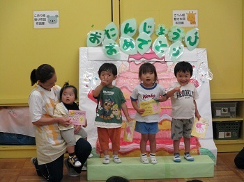 写真：誕生会集合写真