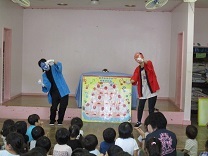 ブンブンジャーに扮した保育者の写真