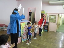 ブンブンジャーをダンスを踊る誕生児の写真