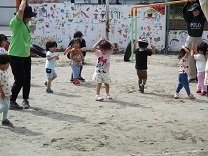 踊りを踊る2歳児の写真