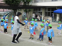 踊りを踊る3歳児の写真
