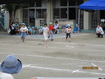 4歳児のかけっこの写真