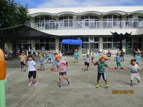 ひのソングを踊る5歳児の写真