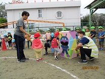 アンパンマンに扮した1歳児の競技の写真