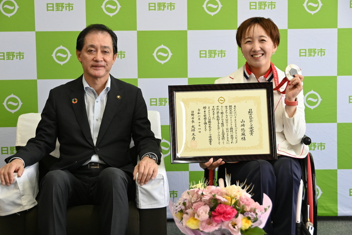 写真:山崎選手と大坪市長