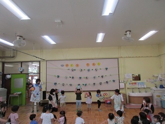 誕生日カードをみんなに見せている写真