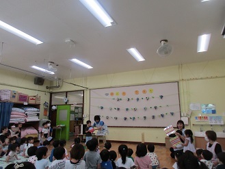 ボールを投げて五輪の看板を倒している様子