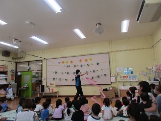 保育士が新体操のリボンを演技している写真