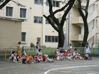 他のクラスの運動会の練習を応援している写真