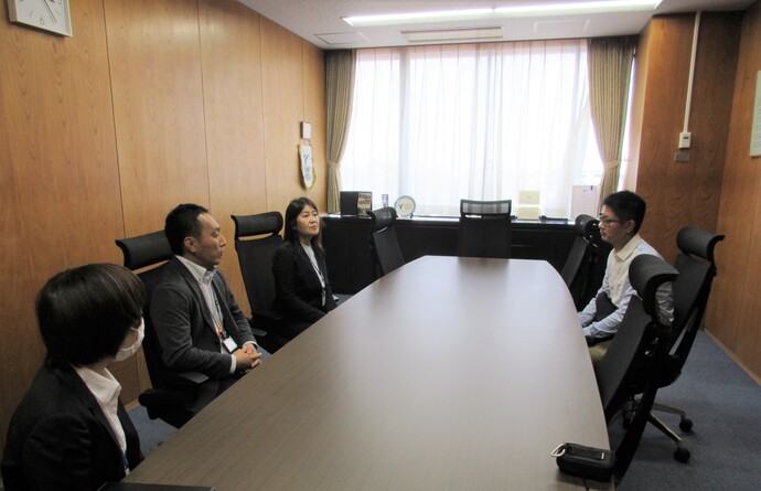 写真:部長、課長、課長補佐と話している鈴木翔さん