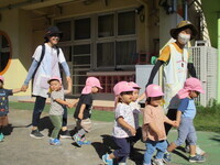 手をつないで出かける様子の写真