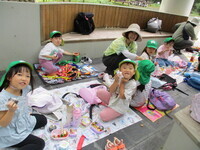 お弁当を食べている様子の写真