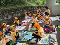 お弁当を食べている5歳児の写真