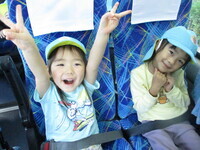 バスの中でピースしている様子の写真