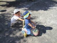 コンビカーを押している子どもの写真