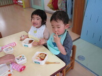 お弁当を食べている様子の写真