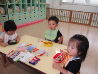 お弁当を食べている1歳児の写真