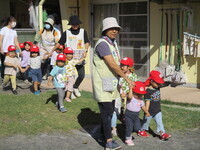 散歩に出かける様子の写真