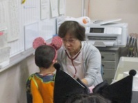 ナースの診察を受けている写真