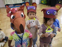 動物に変装している子どもの写真