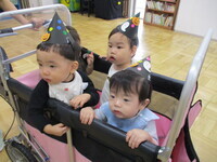 マジックを見ている子どもの写真