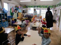 ダースベイダーにプレゼントをもらう子供の写真