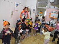 変装して歩いている子ども達の写真