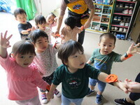 ハロウィーンとねり歩いている子どもの写真