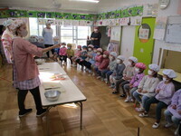 4歳児ぞう組が身支度をしている様子の写真