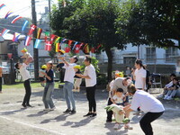 ママやパパと一緒に競技している様子の写真