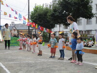 2歳児が歌を歌っている様子の写真