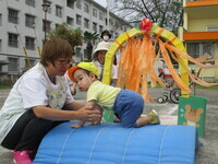 0歳児が山を登っている写真