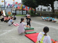 1歳児が競技をしている様子の写真