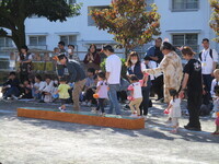 親子で橋を渡る競技をしている様子の写真