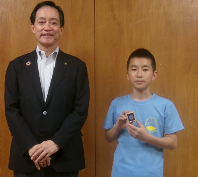 左から:市長と庄司さんの写真