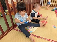 写真:遊んでいる1歳児