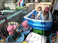 写真:ビニールプールで遊ぶ様子