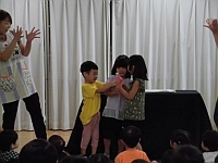 写真:誕生児がマジックに挑戦する様子