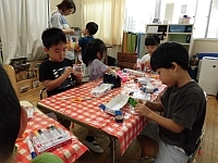 写真:色を塗っている様子