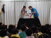 写真:先生たちの出し物の様子