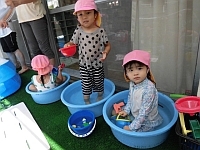 写真:タライでの水遊びの様子