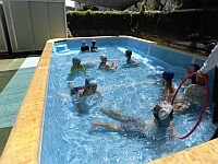 写真:4歳児のプールの様子