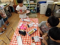 写真:友だちと相談しながら作る様子