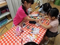 写真:友だちにアドバイスをする様子