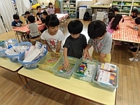 写真:船を作るパーツを選んでいる様子