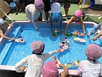 写真:船を浮かばせている様子