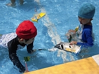 写真:友だちと浮かばせて遊ぶ様子