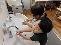 写真:りすぐみの手洗いの様子